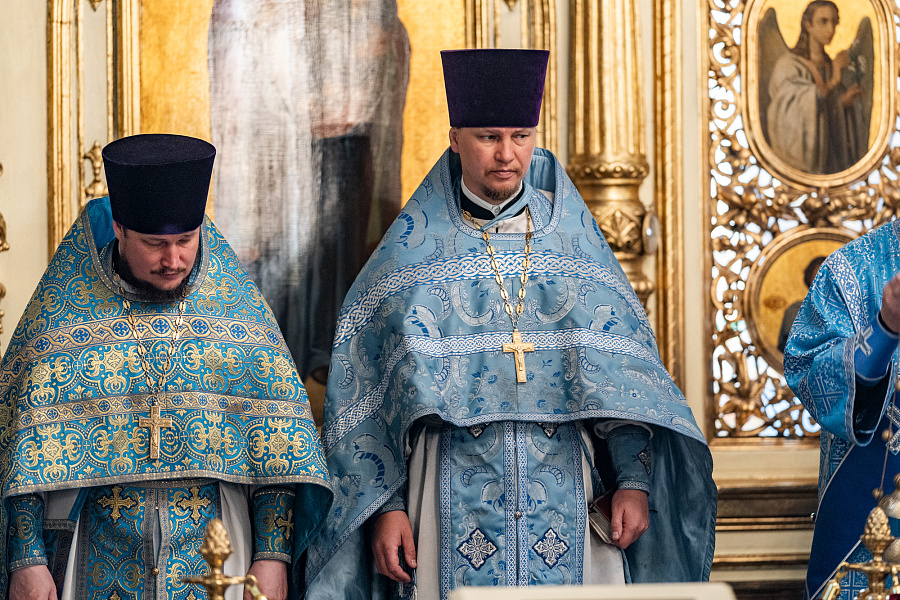Божественная литургия в Троицком храме села Ваулово м.о. Чехов в день празднования Боголюбской иконы Божией Матери